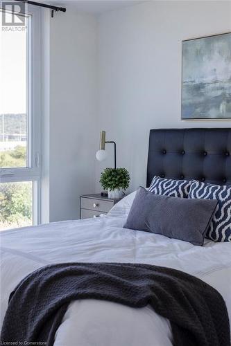 16 Concord Place Unit# 424, Grimsby, ON - Indoor Photo Showing Bedroom