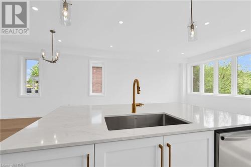 27 Kingfisher Drive, Hamilton, ON - Indoor Photo Showing Kitchen