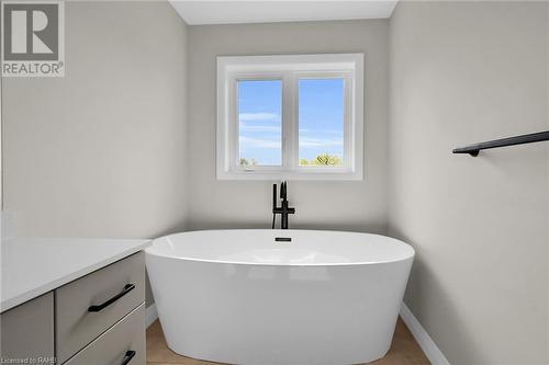 27 Kingfisher Drive, Hamilton, ON - Indoor Photo Showing Bathroom