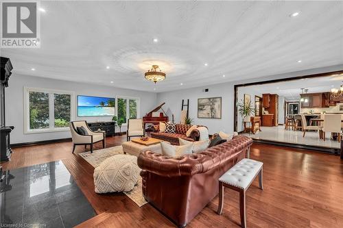 200 Green Mountain Road E, Stoney Creek, ON - Indoor Photo Showing Living Room