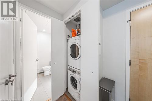 45 Charles Street E Unit# 605, Toronto, ON - Indoor Photo Showing Laundry Room