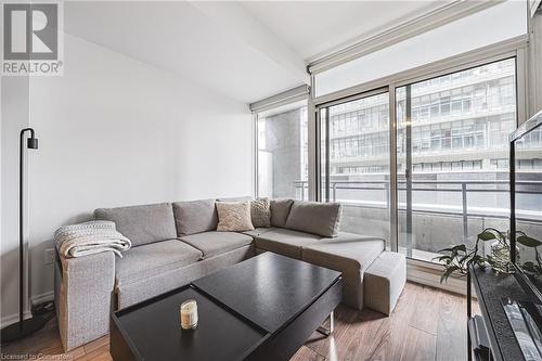 45 Charles Street E Unit# 605, Toronto, ON - Indoor Photo Showing Living Room