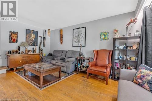 206 Kings Forest Drive, Hamilton, ON - Indoor Photo Showing Living Room