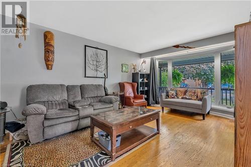 206 Kings Forest Drive, Hamilton, ON - Indoor Photo Showing Living Room