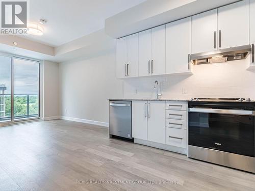 818 - 3220 William Coltson Avenue, Oakville, ON - Indoor Photo Showing Kitchen