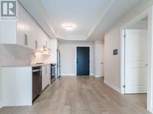 818 - 3220 William Coltson Avenue, Oakville, ON - Indoor Photo Showing Kitchen