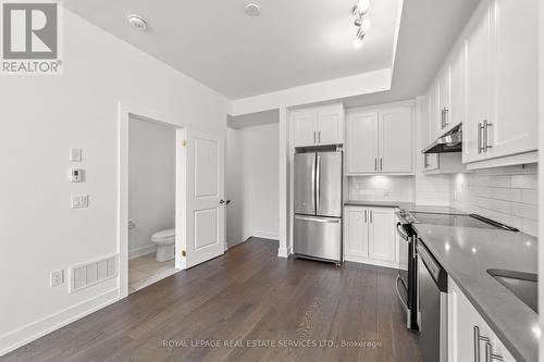 L113 - 9560 Islington Avenue, Vaughan (Sonoma Heights), ON - Indoor Photo Showing Kitchen With Stainless Steel Kitchen With Upgraded Kitchen