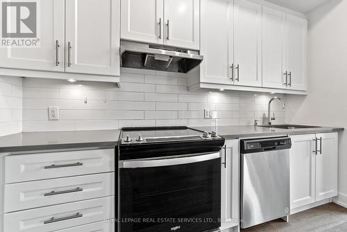 L113 - 9560 Islington Avenue, Vaughan (Sonoma Heights), ON - Indoor Photo Showing Kitchen With Upgraded Kitchen