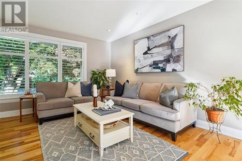 486 Lees Lane, Oakville, ON - Indoor Photo Showing Living Room