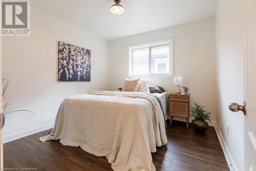 256 Charlton Avenue E, Hamilton, ON - Indoor Photo Showing Bedroom