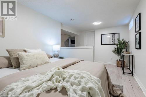 256 Charlton Avenue E, Hamilton, ON - Indoor Photo Showing Bedroom