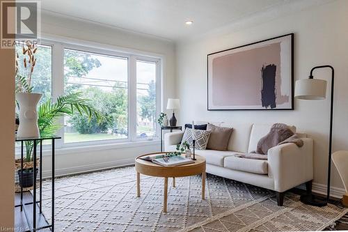 256 Charlton Avenue E, Hamilton, ON - Indoor Photo Showing Living Room