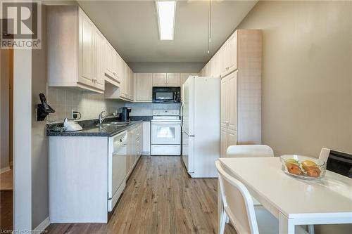 2075 Amherst Heights Drive Unit# 208, Burlington, ON - Indoor Photo Showing Kitchen