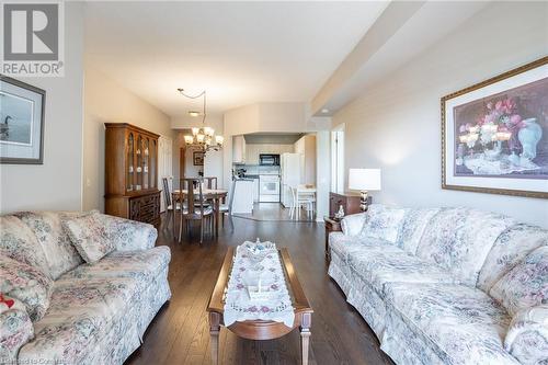 2075 Amherst Heights Drive Unit# 208, Burlington, ON - Indoor Photo Showing Living Room