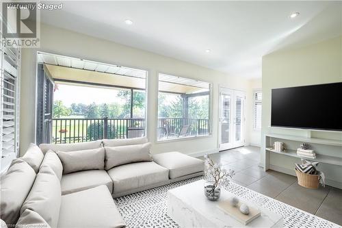 111 Riverdale Drive, St. Catharines, ON - Indoor Photo Showing Living Room