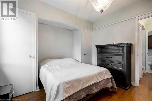 204 Parkdale Avenue S, Hamilton, ON - Indoor Photo Showing Bedroom