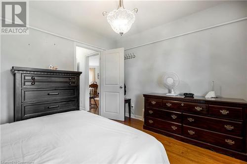 204 Parkdale Avenue S, Hamilton, ON - Indoor Photo Showing Bedroom