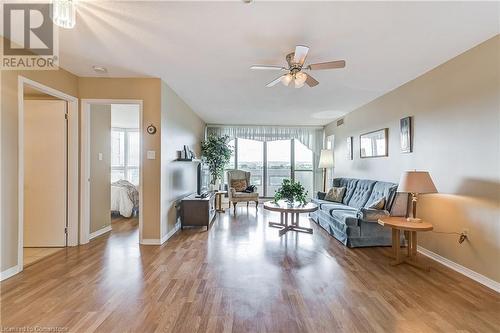 5080 Pinedale Avenue Unit# 809, Burlington, ON - Indoor Photo Showing Living Room