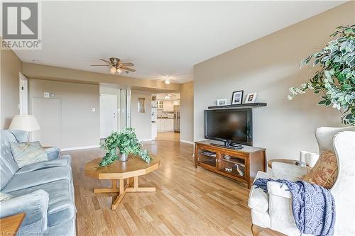 5080 Pinedale Avenue Unit# 809, Burlington, ON - Indoor Photo Showing Living Room