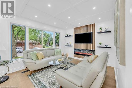 64 Viceroy Court, Hamilton, ON - Indoor Photo Showing Living Room