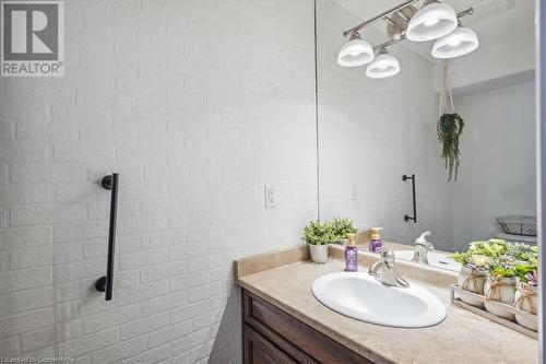 15 Argyle Street S, Caledonia, ON - Indoor Photo Showing Bathroom