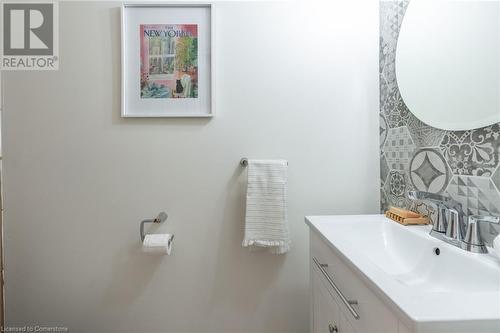 2214 Melissa Crescent, Burlington, ON - Indoor Photo Showing Bathroom