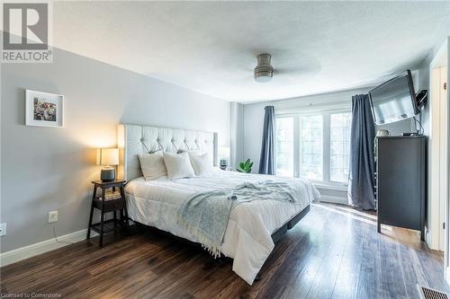 2214 Melissa Crescent, Burlington, ON - Indoor Photo Showing Bedroom