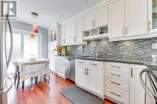 1220 Old Oak Drive, Oakville, ON - Indoor Photo Showing Kitchen With Upgraded Kitchen