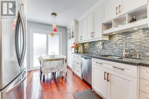 1220 Old Oak Drive, Oakville (West Oak Trails), ON - Indoor Photo Showing Kitchen With Double Sink With Upgraded Kitchen