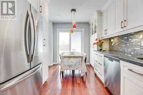 1220 Old Oak Drive, Oakville (West Oak Trails), ON - Indoor Photo Showing Kitchen With Upgraded Kitchen