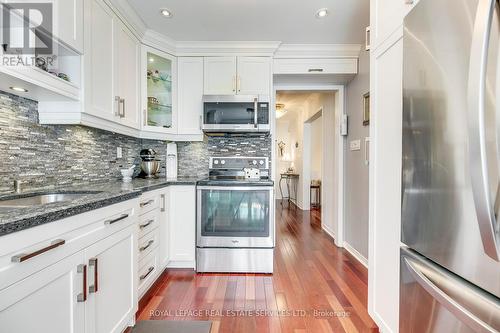 1220 Old Oak Drive, Oakville, ON - Indoor Photo Showing Kitchen With Upgraded Kitchen