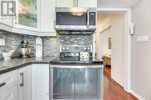 1220 Old Oak Drive, Oakville, ON - Indoor Photo Showing Kitchen With Upgraded Kitchen