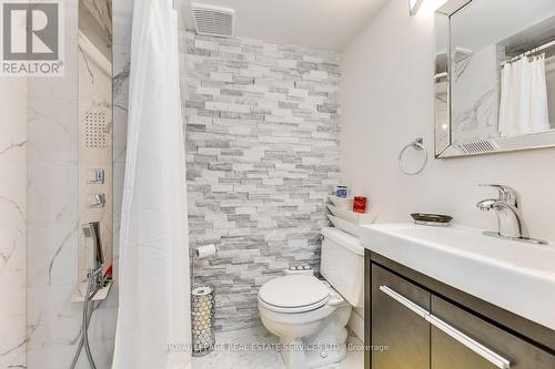 1220 Old Oak Drive, Oakville, ON - Indoor Photo Showing Bathroom