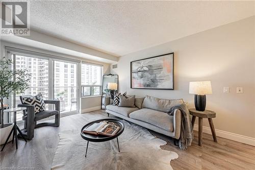 25 Kingsbridge Garden Circle Unit# 1021, Mississauga, ON - Indoor Photo Showing Living Room