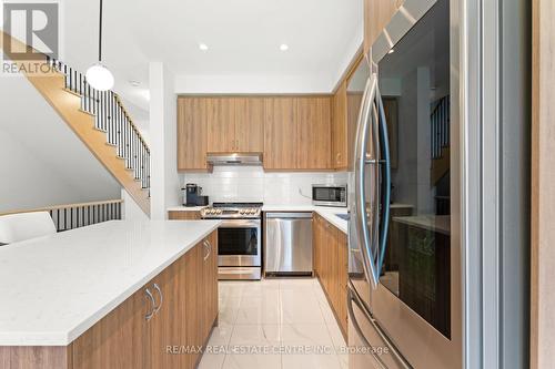 21 Overlea Drive, Brampton (Sandringham-Wellington), ON - Indoor Photo Showing Kitchen With Upgraded Kitchen