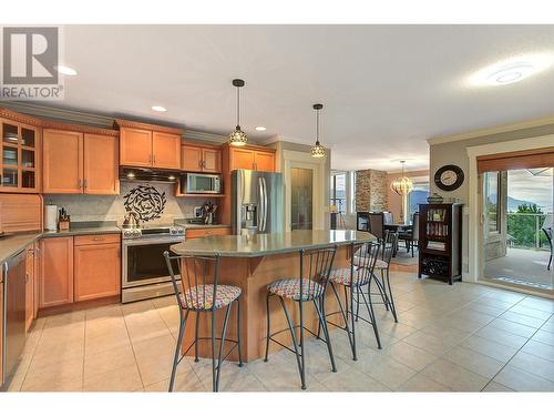 313 Tanager Drive, Kelowna, BC - Indoor Photo Showing Kitchen With Stainless Steel Kitchen With Double Sink