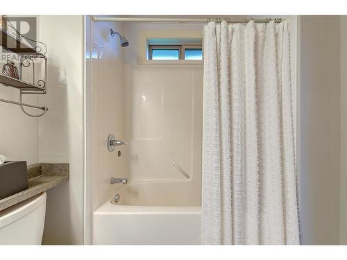 313 Tanager Drive, Kelowna, BC - Indoor Photo Showing Bathroom