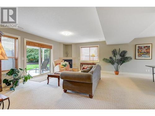 313 Tanager Drive, Kelowna, BC - Indoor Photo Showing Living Room