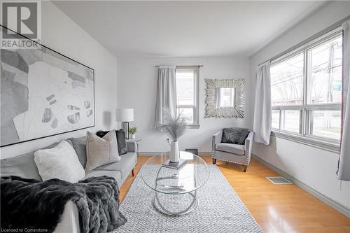 248 Fruitland Road, Stoney Creek, ON - Indoor Photo Showing Living Room