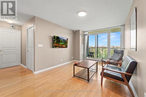 401 - 4879 Kimbermount Avenue, Mississauga (Central Erin Mills), ON - Indoor Photo Showing Living Room