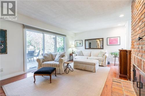 101 Hillcrest Avenue, Dundas, ON - Indoor Photo Showing Living Room