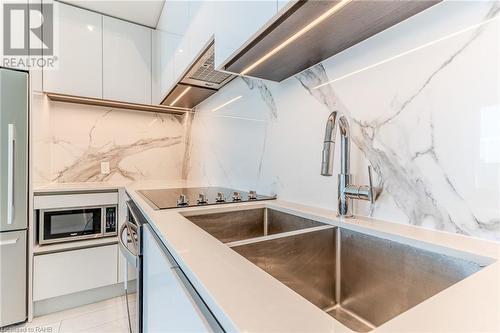 7 Buttermill Avenue Unit# Th23, Vaughan, ON - Indoor Photo Showing Kitchen