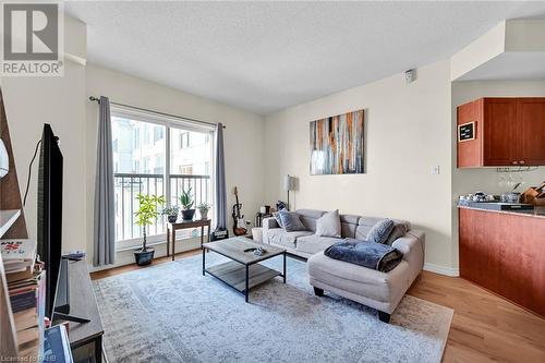 135 James Street S Unit# 915, Hamilton, ON - Indoor Photo Showing Living Room