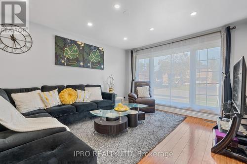 58 Doncaster Drive, Brampton (Southgate), ON - Indoor Photo Showing Living Room