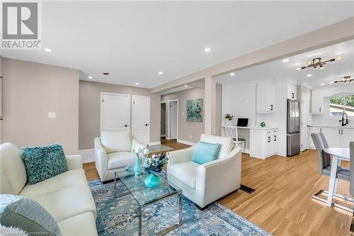 32 Miami Drive, Hamilton, ON - Indoor Photo Showing Living Room