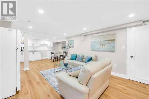 32 Miami Drive, Hamilton, ON - Indoor Photo Showing Living Room