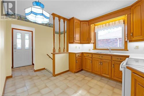 106 Fernwood Crescent, Hamilton, ON - Indoor Photo Showing Kitchen