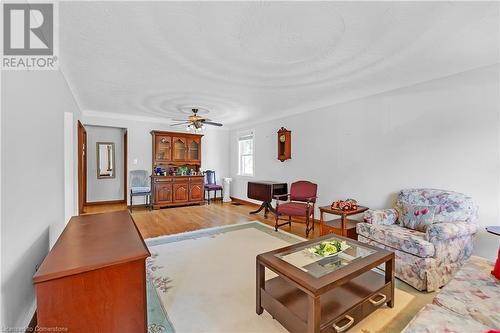 106 Fernwood Crescent, Hamilton, ON - Indoor Photo Showing Living Room