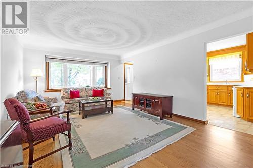 106 Fernwood Crescent, Hamilton, ON - Indoor Photo Showing Living Room