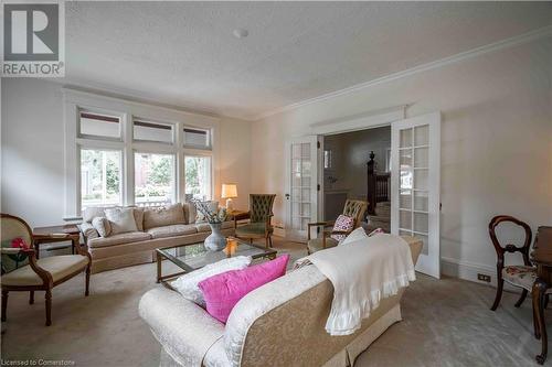 7 Chestnut Avenue, Brantford, ON - Indoor Photo Showing Living Room